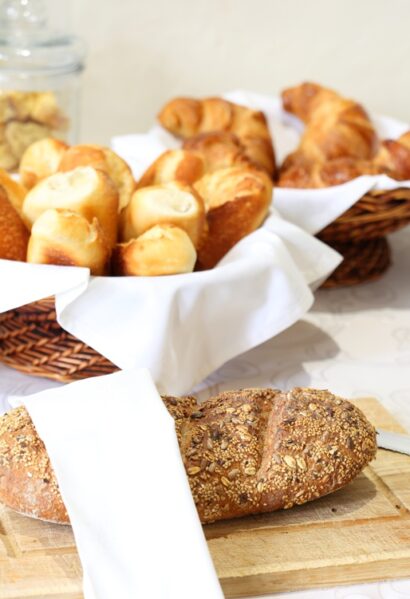 Herzhaftes Frühstück Buffet im Gästehaus Südafrika 4Heaven mit frischem Brot und Sonntags Zopf
